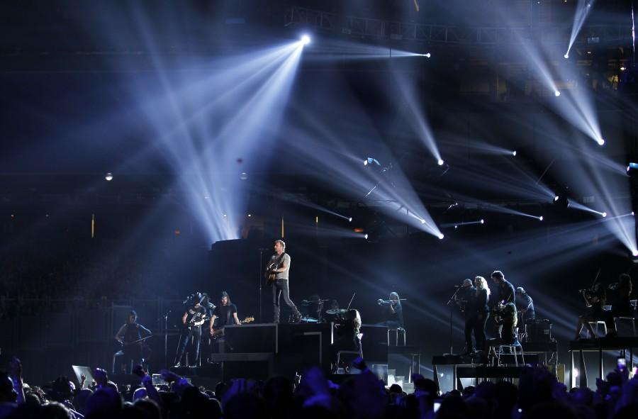 Dierks Bentley performs 'Riser' ACM awards 2015,Annual Academy of Country Music Awards,Taylor Swift,Luke Bryan,Miranda Lambert,music awards,singers,19 April,photos