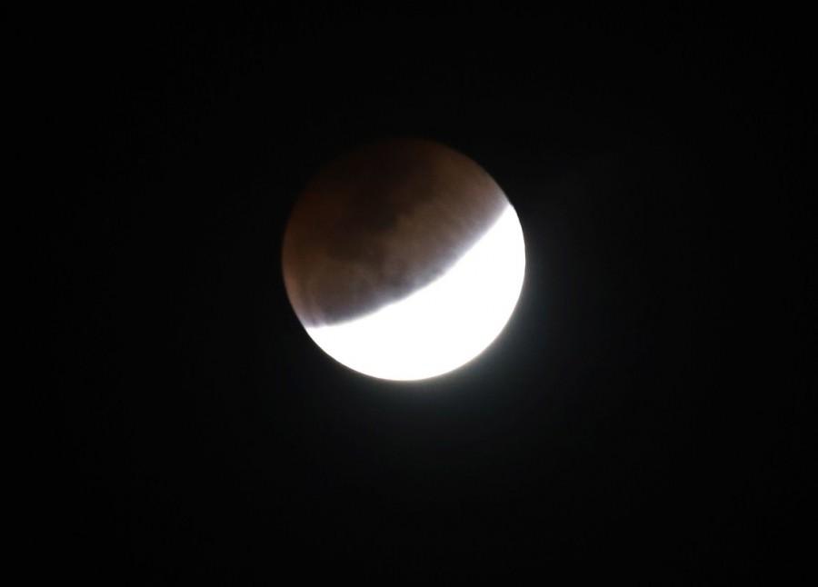The Indian Institute of Astrophysics here had also set up few telescopes in open spaces for public viewing of the eclipse, which began at about 4.21 p.m. and is to continue till 9.38 p.m., out of which the super blue blood Moon was visible for over an hour. Super blue blood Moon,super blue blood Moon in indian,super blue blood Moon in bangalore,super blue blood Moon in Bengaluru,super blue blood Moon pics,super blue blood Moon images,super blue blood Moon stills,super blue blood Moon pictures