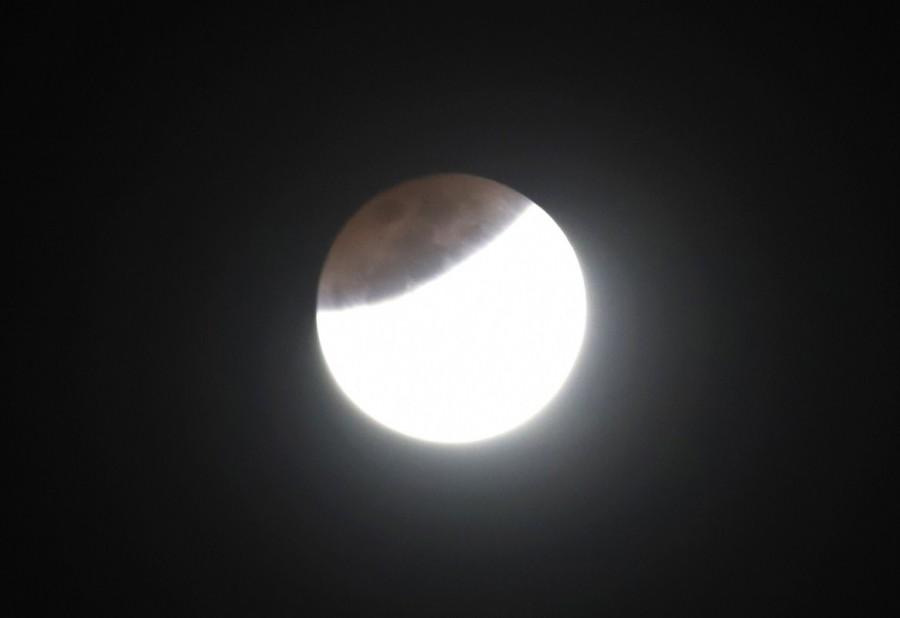 The rare spectacle, visible to the naked eye, is said to be occurring for the first time since 1982, when a blue Moon and total lunar eclipse together was last visible to India. Super blue blood Moon,super blue blood Moon in indian,super blue blood Moon in bangalore,super blue blood Moon in Bengaluru,super blue blood Moon pics,super blue blood Moon images,super blue blood Moon stills,super blue blood Moon pictures