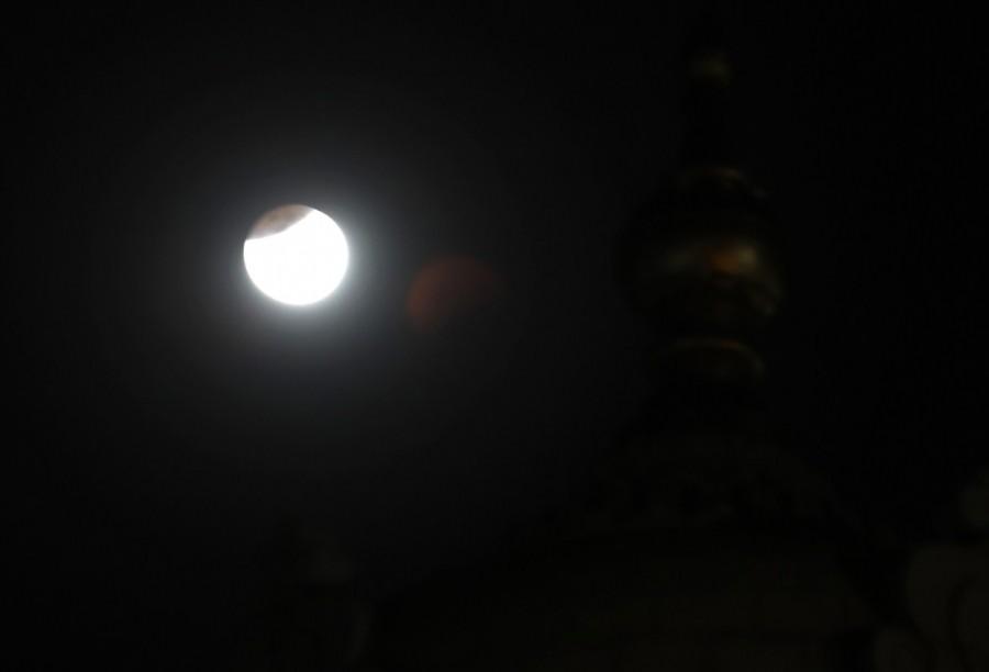 Not just a visual treat, but the celestial spectacle was an opportunity for astronomers to study Earth's natural satellite, the Moon. Super blue blood Moon,super blue blood Moon in indian,super blue blood Moon in bangalore,super blue blood Moon in Bengaluru,super blue blood Moon pics,super blue blood Moon images,super blue blood Moon stills,super blue blood Moon pictures