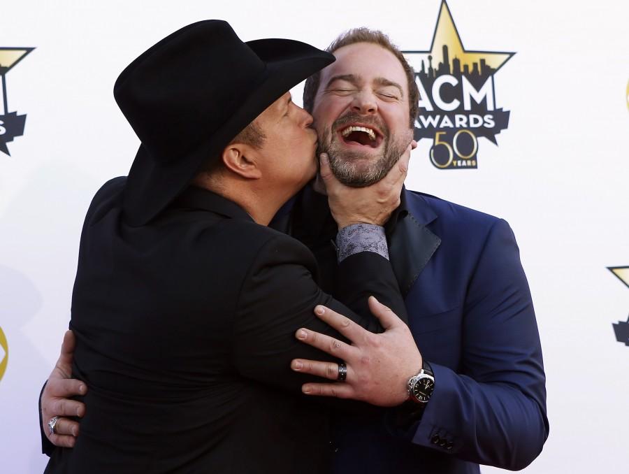 Garth Brooks kisses Lee Brice ACM awards 2015,Annual Academy of Country Music Awards,Taylor Swift,Luke Bryan,Miranda Lambert,music awards,singers,19 April,photos