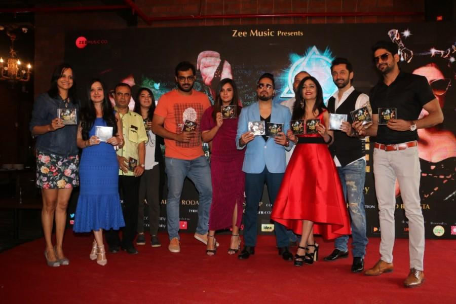Shibani Kashyap and Richa Chadha take to music with a cause by encouraging everyone to free themselves from the shackles of social media. The video urges people to realise the importance of personal relationships more than the world of social media. WannaBe Free,WannaBe Free song,WannaBe Free music,Richa Chadha,Shibani Kashyap,actress Richa Chadha