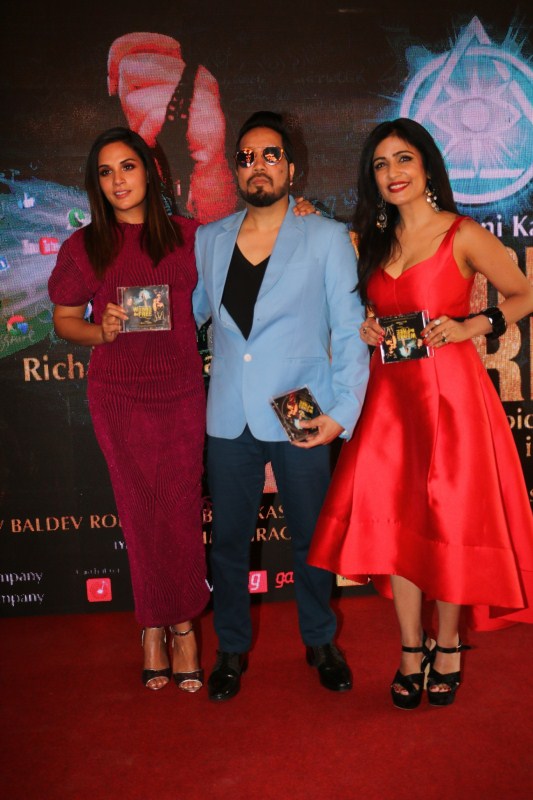 The video shows Richa as the victim of social media and Shibani as the narrator. The video has several shots of various instances where people are addicted to social media missing out on important and special moments of life. Richa dons multiple roles in the video shown as a selfie queen, a bride frustrated with her to be husband’s addiction to social media and technology. In all the video end on a note telling the audience that the choice of controlling or leaving an addiction of that of social media is upto them and the decision is completely theirs. WannaBe Free,WannaBe Free song,WannaBe Free music,Richa Chadha,Shibani Kashyap,actress Richa Chadha