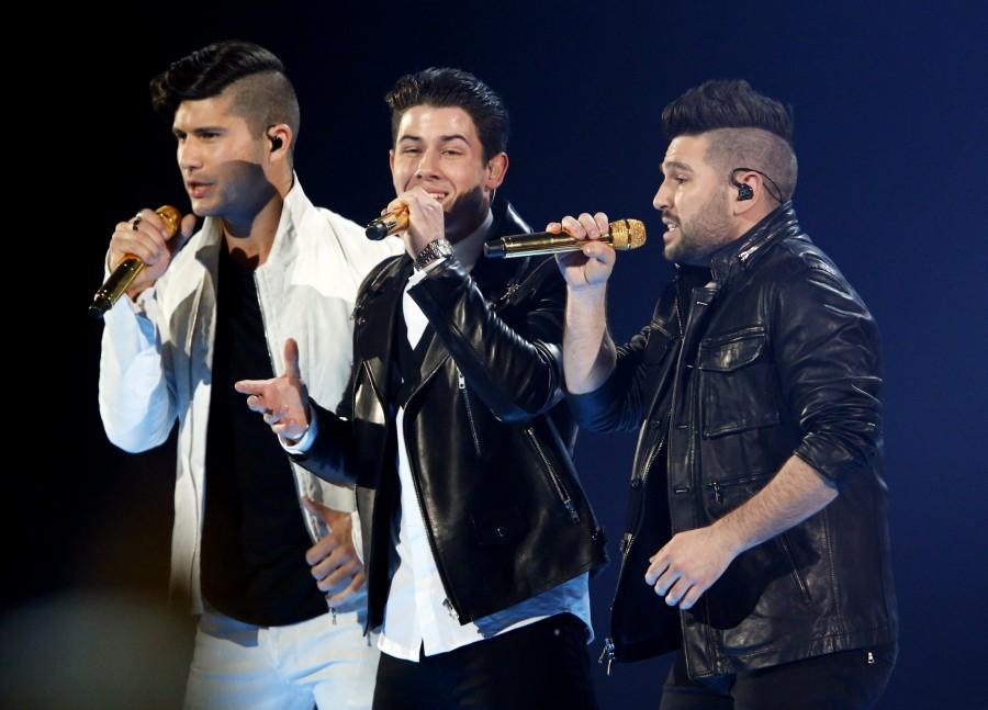 Nick Jonas (C) performs with Dan+Shay ACM awards 2015,Annual Academy of Country Music Awards,Taylor Swift,Luke Bryan,Miranda Lambert,music awards,singers,19 April,photos