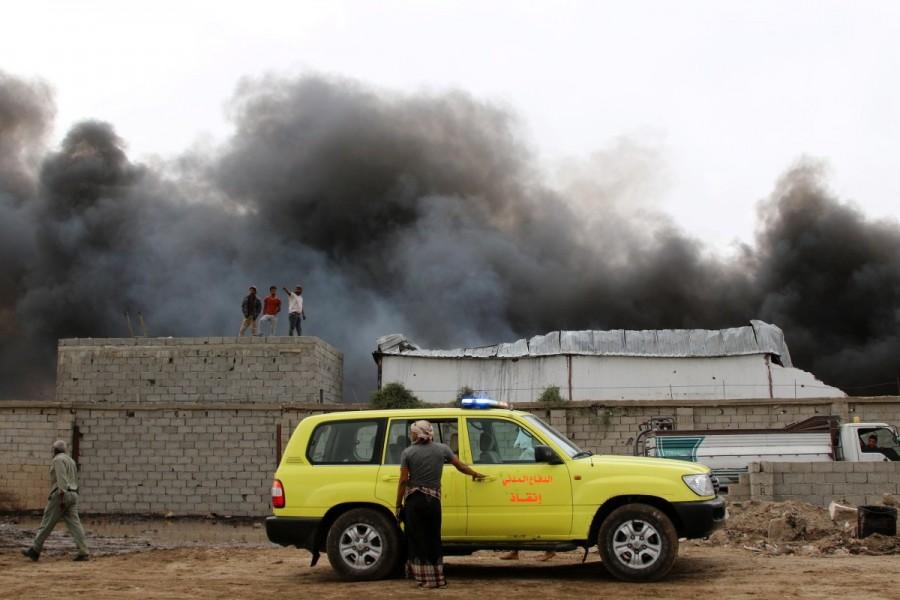 Smoke billows from a car parts store hit by shells during the conflict in the port city of Aden, Yemen January 31, 2018. Yemen,Yemen separatists,Aden