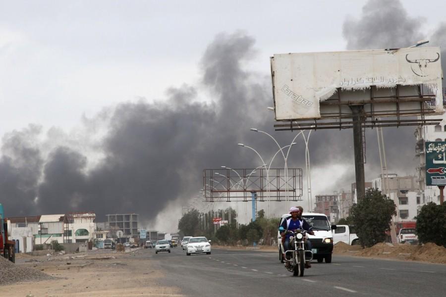 Smoke billows from a car parts store hit by shells during the conflict in the port city of Aden, Yemen January 31, 2018. Yemen,Yemen separatists,Aden