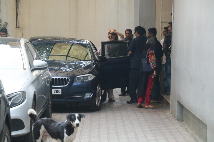 Jacqueline Fernandez spotted at Bandra. Jacqueline Fernandez,actress Jacqueline Fernandez,Jacqueline Fernandez at Bandra,Jacqueline Fernandez new pics,Jacqueline Fernandez new images,Jacqueline Fernandez new stills,Jacqueline Fernandez new pictures,Jacqueline Fernandez new photos