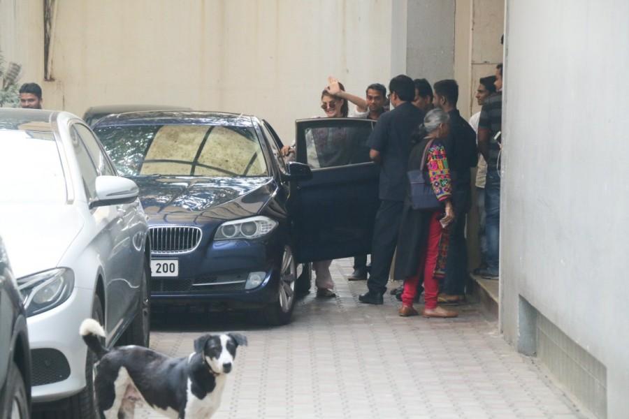 Actress Jacqueline Fernandez spotted at Bandra. Jacqueline Fernandez,actress Jacqueline Fernandez,Jacqueline Fernandez at Bandra,Jacqueline Fernandez new pics,Jacqueline Fernandez new images,Jacqueline Fernandez new stills,Jacqueline Fernandez new pictures,Jacqueline Fernandez new photos