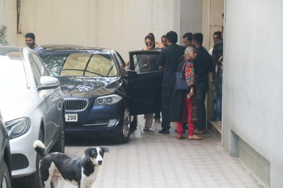 Bollywood actress Jacqueline Fernandez spotted at Bandra. Jacqueline Fernandez,actress Jacqueline Fernandez,Jacqueline Fernandez at Bandra,Jacqueline Fernandez new pics,Jacqueline Fernandez new images,Jacqueline Fernandez new stills,Jacqueline Fernandez new pictures,Jacqueline Fernandez new photos