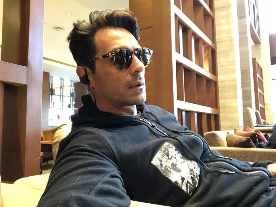 Arjun tweeted a photograph of himself and captioned it: "Morning, just landed in Chandigarh. First time here, super excited. 'Paltan', Chandigarh, last schedule." The film is being directed by J.P. Dutta, known for war-themed films including the National Award winning "Border". Arjun Rampal,actor Arjun Rampal,Paltan,Paltan shooting,Paltan movie shooting