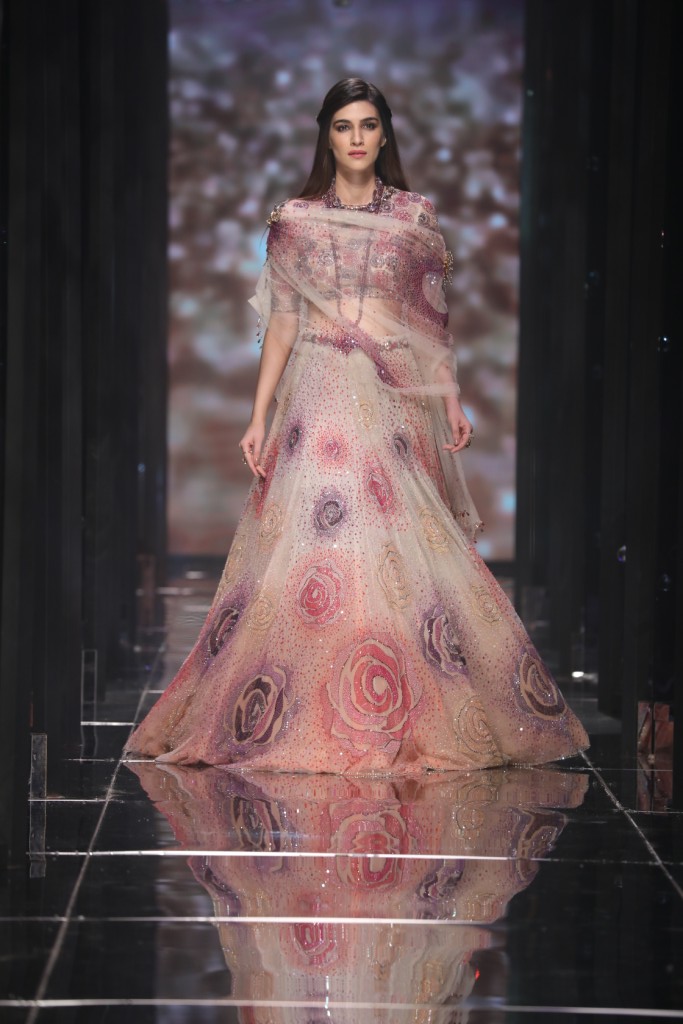 Black raised ramp with glass enclosures, moving light beams and surreal music transported the audience into outer space and created a starry ambience at the 6Degree Studio. Kriti Sanon,Kriti Sanon bridal look,Kriti Sanon at LFW show,Kriti Sanon at Lakme Fashion Week,Lakme Fashion Week,Lakme Fashion Week 2018