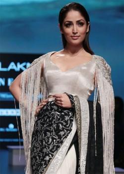The gorgeous Yami Gautam was seen in stunning couture of Manish Malhotra, who launched Inaya at Lakmé Fashion Week. She donned the stylish saree as she walked the ramp as showstopper for Manish Malhotra at LFW.