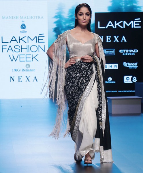 The Kaabil actress had done minimal makeup which looked absolutely amazing with the attire. The actress dazzled the audience with her fashionable appearance on the ramp. She showed us how to wear a saree in a never seen before manner. Yami Gautam,actress Yami Gautam,Yami Gautam at LFW,Yami Gautam at Lakme Fashion Week,Lakmé Fashion Week,Lakmé Fashion Week 2018,hot Yami Gautam,Yami Gautam in saree