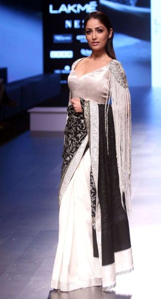 The actress took to the ramp for Manish Malhotra, who introduced a new fashion line – Inaaya in association with Woolmark. Yami was slaying in the black and white colored saree on the ramp. Yami Gautam,actress Yami Gautam,Yami Gautam at LFW,Yami Gautam at Lakme Fashion Week,Lakmé Fashion Week,Lakmé Fashion Week 2018,hot Yami Gautam,Yami Gautam in saree