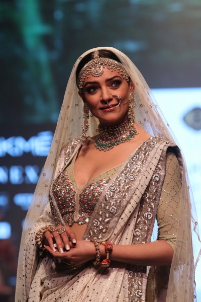 Sama Ali, daughter of Meera and Muzaffar Ali presented Chikankari in a unique manner, which was quite incomparable. The addition of zardozi, aari and muqquaish to the delicate Chikankari embroidery, raised the design sensibilities to a more contemporary level. Sushmita Sen,actress Sushmita Sen,hot Sushmita Sen,Sushmita Sen at LFW,Sushmita Sen at Lakme Fashion Week,Lakme Fashion Week