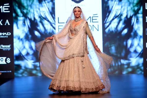 The show opened with a line of pristine white creations. Kurtas with billowy sleeves, capris teamed with angarkhas and dupattas, while perky boleros added charm to the serene kurtas sprinkled with silver dazzle. Sushmita Sen,actress Sushmita Sen,hot Sushmita Sen,Sushmita Sen at LFW,Sushmita Sen at Lakme Fashion Week,Lakme Fashion Week