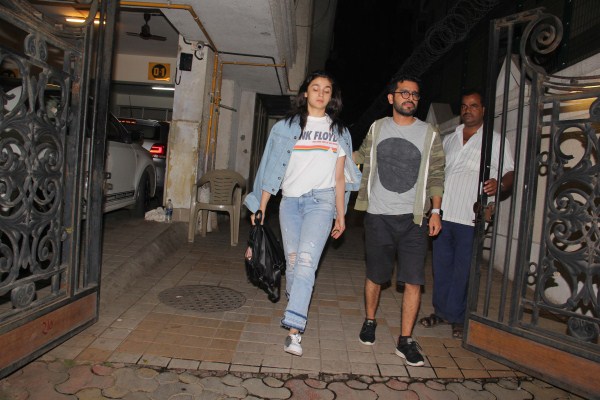 Alia Bhatt spotted in Khar in Mumbai. Alia Bhatt,actress Alia Bhatt,Alia Bhatt at Khar,Alia Bhatt latest pics,Alia Bhatt latest images,Alia Bhatt latest stills,Alia Bhatt latest pictures,Alia Bhatt latest photos