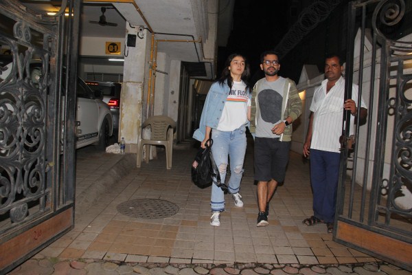 Actress Alia Bhatt spotted in Khar in Mumbai. Alia Bhatt,actress Alia Bhatt,Alia Bhatt at Khar,Alia Bhatt latest pics,Alia Bhatt latest images,Alia Bhatt latest stills,Alia Bhatt latest pictures,Alia Bhatt latest photos