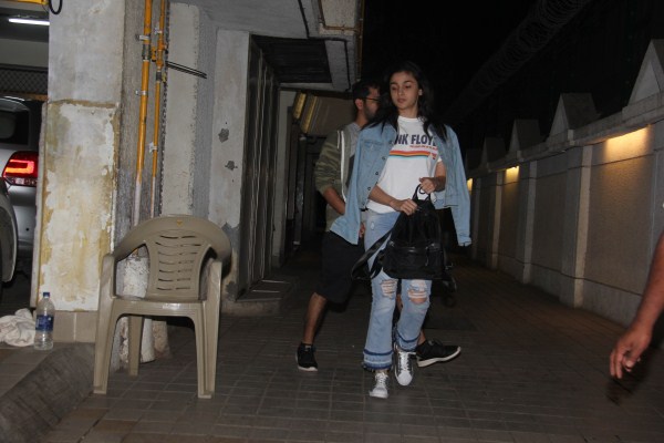 Alia Bhatt spotted in Khar in Mumbai on February 4, 2018. Alia Bhatt,actress Alia Bhatt,Alia Bhatt at Khar,Alia Bhatt latest pics,Alia Bhatt latest images,Alia Bhatt latest stills,Alia Bhatt latest pictures,Alia Bhatt latest photos