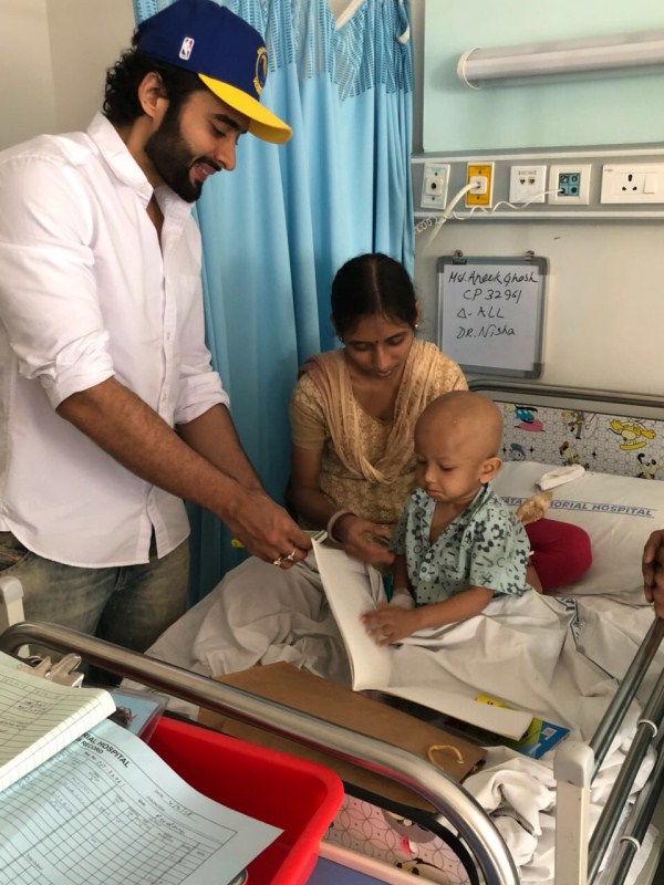 One small act of kindness goes a long way. Actor Bhagnani who is known to love children decided to spend some time with the kids at the Tata Memorial Hospital in Mumbai on World Cancer Day. Jackky Bhagnani,actor Jackky Bhagnani,World Cancer Day,World Cancer Day 2018,Jackky Bhagnani at Tata Memorial Hospital