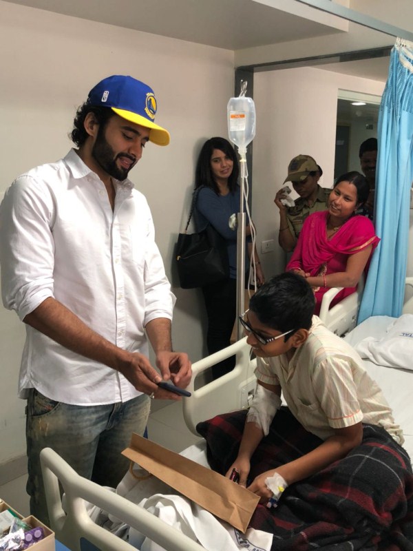 Jackky said, "I love children and there’s so much to learn from them. There are so brave and so full of hope. I draw inspiration from their ability to look at life in a different way." Jackky Bhagnani,actor Jackky Bhagnani,World Cancer Day,World Cancer Day 2018,Jackky Bhagnani at Tata Memorial Hospital
