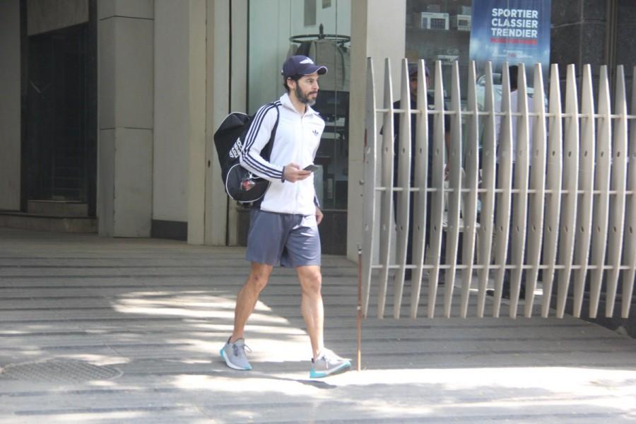 Bollywood actor Dino Morea spotted outside his gym in Bandra. Dino Morea,Dino Morea at gym,Dino Morea spotted at gym,Dino Morea snapped at gym,Dino Morea latest pics,Dino Morea latest images,Dino Morea latest stills,Dino Morea latest pictures,Dino Morea latest photos