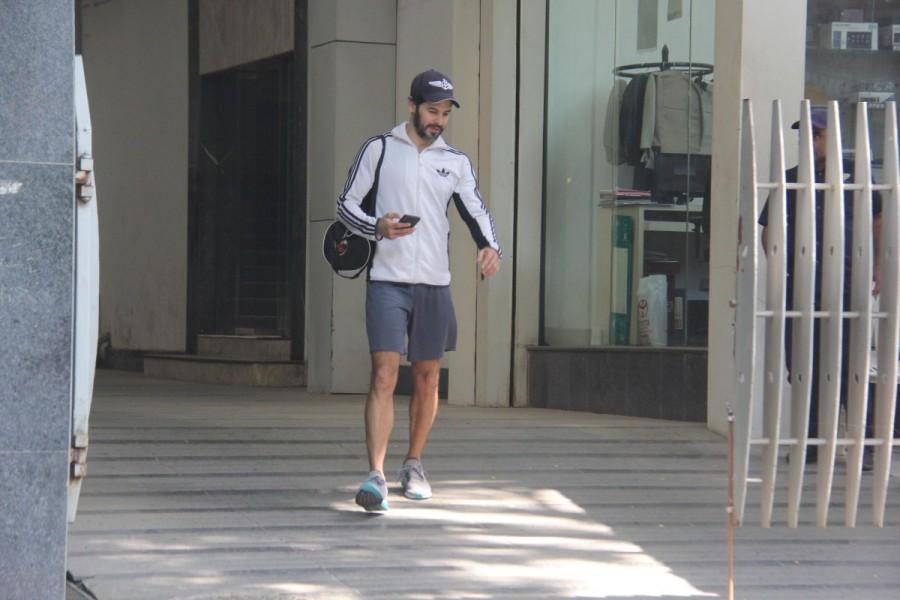 Dino Morea was clicked by the paparazzi outside a gym in Mumbai. Dino Morea,Dino Morea at gym,Dino Morea spotted at gym,Dino Morea snapped at gym,Dino Morea latest pics,Dino Morea latest images,Dino Morea latest stills,Dino Morea latest pictures,Dino Morea latest photos