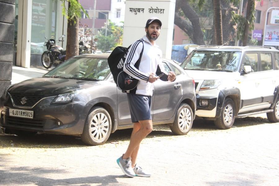 Dino Morea was spotted coming out of his gym post workout session in Mumbai. Dino Morea,Dino Morea at gym,Dino Morea spotted at gym,Dino Morea snapped at gym,Dino Morea latest pics,Dino Morea latest images,Dino Morea latest stills,Dino Morea latest pictures,Dino Morea latest photos