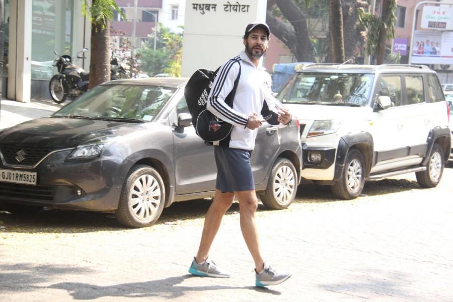 Dino Morea poses for a photo as he leaves post his workout, in Mumbai. Dino Morea,Dino Morea at gym,Dino Morea spotted at gym,Dino Morea snapped at gym,Dino Morea latest pics,Dino Morea latest images,Dino Morea latest stills,Dino Morea latest pictures,Dino Morea latest photos