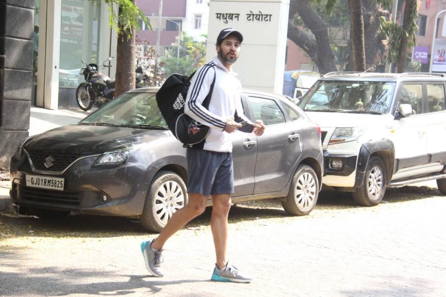 Bollywood actor Dino Morea was spotted getting in his car outside the gym in Mumbai. Dino Morea,Dino Morea at gym,Dino Morea spotted at gym,Dino Morea snapped at gym,Dino Morea latest pics,Dino Morea latest images,Dino Morea latest stills,Dino Morea latest pictures,Dino Morea latest photos