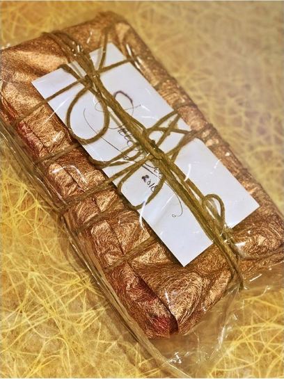 After receiving praise from veteran actresses like Asha Parekh, Hema Malini, Waheeda Rehman for her performance in 'Padmaavat', Deepika Padukone has now received a special gift and a handwritten note from veteran actress Rekha. Veteran actress Rekhaji has a written a heartfelt letter to Deepika praising her strong performance in the film. Rekha has also gifted something special to Deepika Padukone. Asha Parekh,Hema Malini,Waheeda Rehman,Deepika Padukone,Padmaavat,Rekha