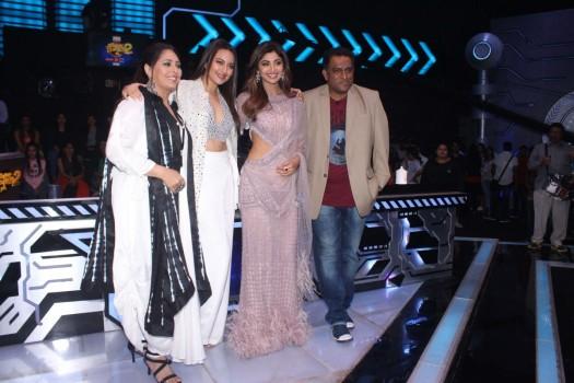 Sonakshi Sinha poses with the Super Dancer judges Shilpa Shetty Kundra, Geeta Kapoor and filmmaker Anurag Basu.