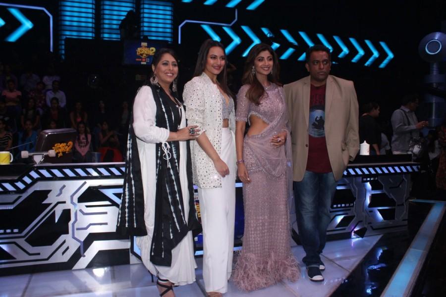 Actress Sonakshi Sinha poses with the Super Dancer judges Shilpa Shetty Kundra, Geeta Kapoor and filmmaker Anurag Basu. Sonakshi Sinha,actress Sonakshi Sinha,Shilpa Shetty Kundra,Geeta Kapoor,Anurag Basu,Welcome to New York,Welcome to New York promotion,Welcome to New York movie promotion