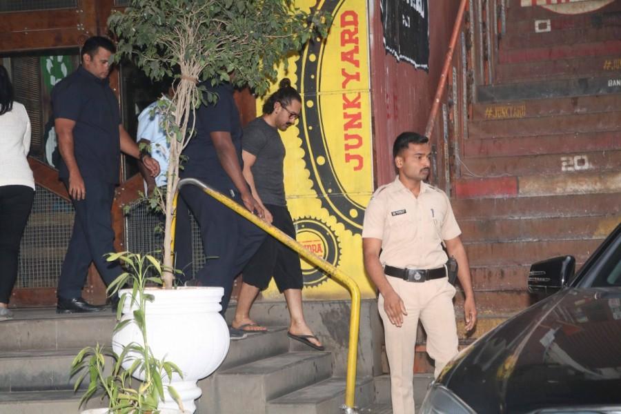 Aamir Khan spotted outside Junkyard in Bandra. Aamir Khan,actor Aamir Khan,Aamir Khan spotted at Junkyard,Aamir Khan at Junkyard,Aamir Khan spotted Bandra,Aamir Khan in Bandra,Aamir Khan latest pics,Aamir Khan latest images,Aamir Khan latest stills,Aamir Khan latest pictures,Aamir Khan latest photos