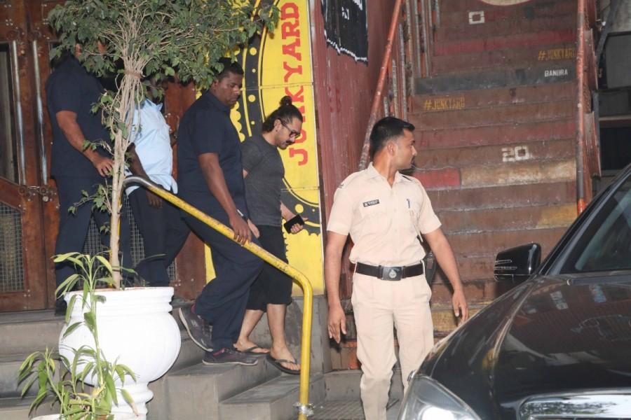 Actor Aamir Khan spotted outside Junkyard in Bandra. Aamir Khan,actor Aamir Khan,Aamir Khan spotted at Junkyard,Aamir Khan at Junkyard,Aamir Khan spotted Bandra,Aamir Khan in Bandra,Aamir Khan latest pics,Aamir Khan latest images,Aamir Khan latest stills,Aamir Khan latest pictures,Aamir Khan latest photos