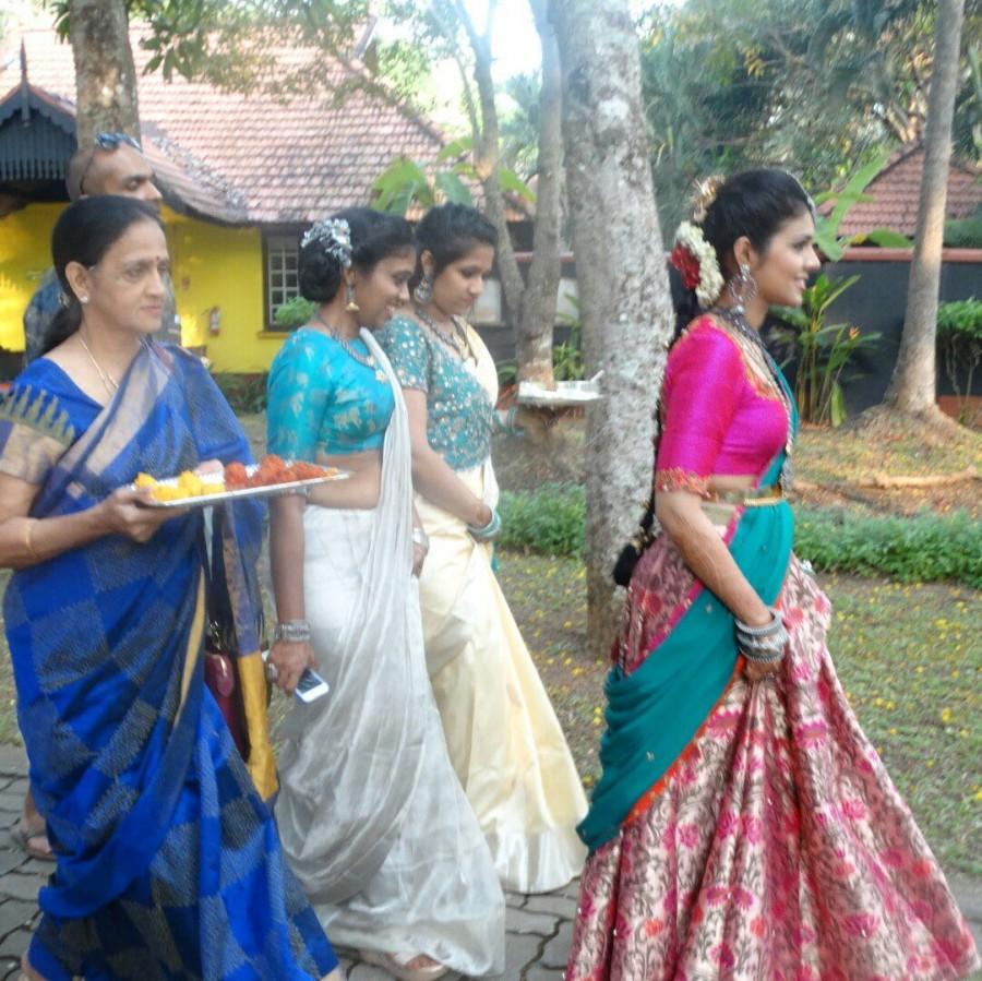 The marriage of actress Sruthi and Ankit was a private affair and it was attended by the couple family members and close friends. Lakshmy Ramakrishnan,Lakshmy Ramakrishnan daughter,Lakshmy Ramakrishnan daughter Sruthi wedding,Sruthi wedding pics,Sruthi wedding images,Sruthi wedding stills,Sruthi wedding pictures