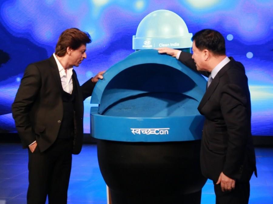 Shah Rukh, also the Hyundai Corporate Brand Ambassador, has even taught his youngest son AbRam to focus on cleanliness and be a part of the cleanliness movement. Shah Rukh Khan,actor Shah Rukh Khan,Swachh Can,Supporting Swachh Bharat Abhiyan,Hyundai cars,Auto Expo 2018,Auto Expo,Shah Rukh Khan at Auto Expo,SRK at Auto Expo