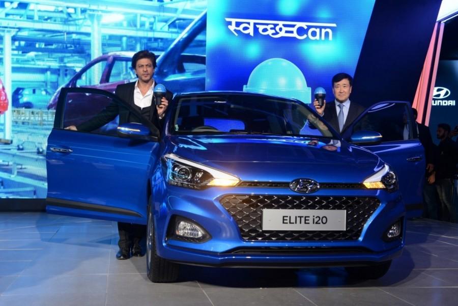 YK Koo, Managing Director and CEO, Hyundai Motor India Ltd, said: "We recently conducted a survey of car owners and found 98 per cent respondents care about cleanliness of outside infrastructure such as streets, and more than 95 per cent respondents favoured they would prefer a portable covered bin inside the car in which waste items could be disposed off. This led us to innovation of 'Swachh Can." Shah Rukh Khan,actor Shah Rukh Khan,Swachh Can,Supporting Swachh Bharat Abhiyan,Hyundai cars,Auto Expo 2018,Auto Expo,Shah Rukh Khan at Auto Expo,SRK at Auto Expo