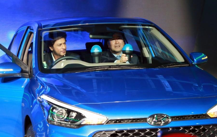 Starting from March 1, the Hyundai product line-up will come with a factory-fitted 'Swachh Can'. Shah Rukh Khan,actor Shah Rukh Khan,Swachh Can,Supporting Swachh Bharat Abhiyan,Hyundai cars,Auto Expo 2018,Auto Expo,Shah Rukh Khan at Auto Expo,SRK at Auto Expo