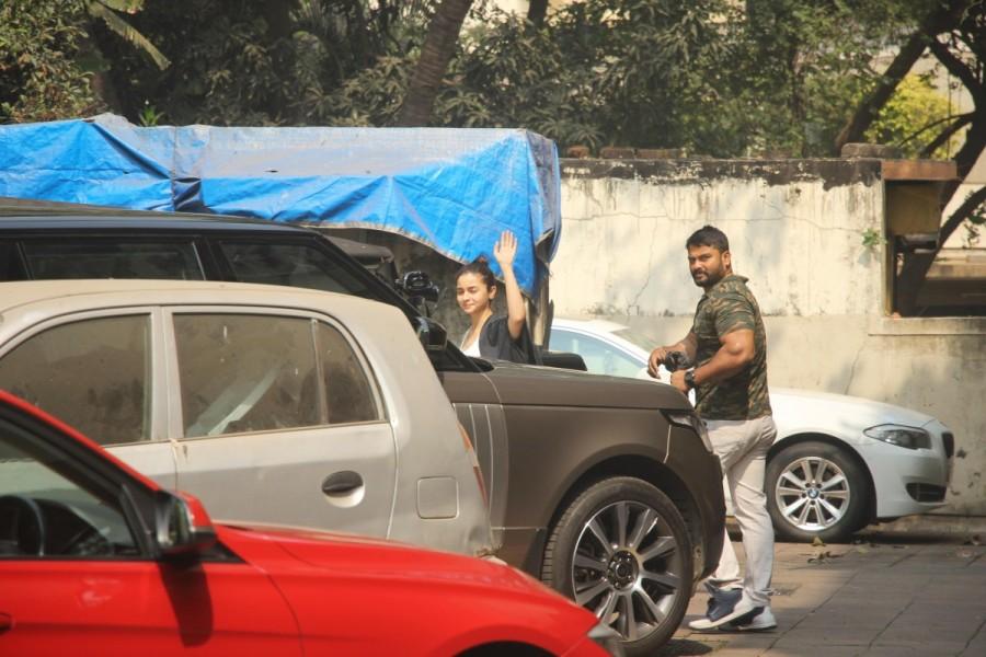 Alia Bhatt spotted outside her gym in Bandra Alia Bhatt,actress Alia Bhatt,Alia Bhatt at aym,Alia Bhatt latest pics,Alia Bhatt latest images,Alia Bhatt latest stills,Alia Bhatt latest pictures,Alia Bhatt latest photos
