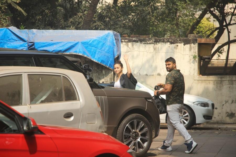 Alia Bhatt was spotted post her workout session in Mumbai. Alia Bhatt,actress Alia Bhatt,Alia Bhatt at aym,Alia Bhatt latest pics,Alia Bhatt latest images,Alia Bhatt latest stills,Alia Bhatt latest pictures,Alia Bhatt latest photos