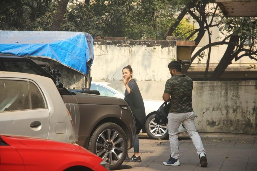 Alia Bhatt was clicked by the paparazzi outside a gym in Mumbai. Alia Bhatt,actress Alia Bhatt,Alia Bhatt at aym,Alia Bhatt latest pics,Alia Bhatt latest images,Alia Bhatt latest stills,Alia Bhatt latest pictures,Alia Bhatt latest photos