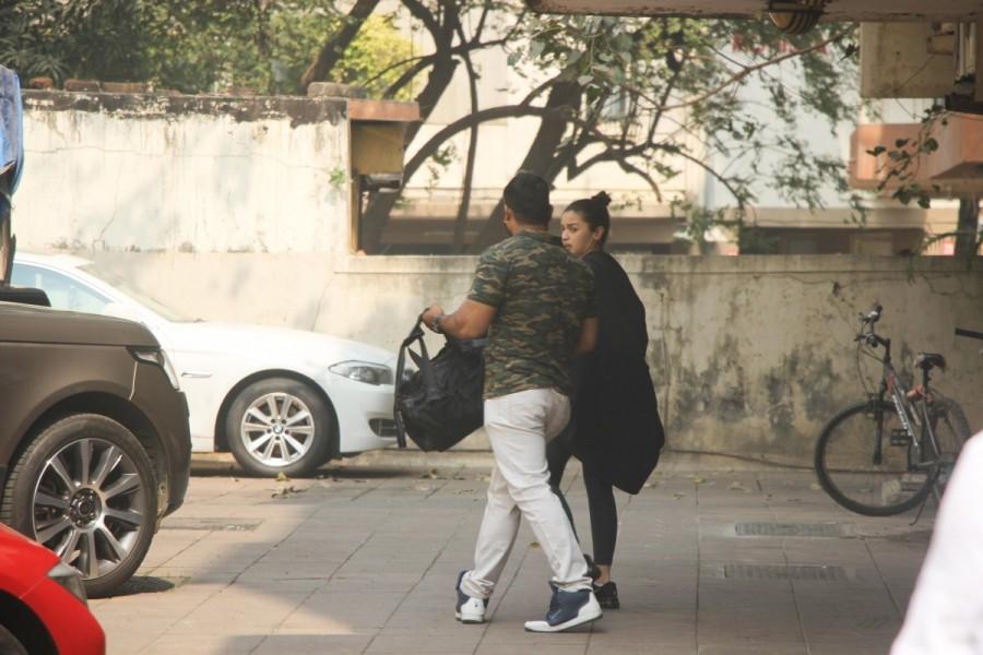 Alia Bhatt was spotted making a styling exit post her workout session in Mumbai. Alia Bhatt,actress Alia Bhatt,Alia Bhatt at aym,Alia Bhatt latest pics,Alia Bhatt latest images,Alia Bhatt latest stills,Alia Bhatt latest pictures,Alia Bhatt latest photos