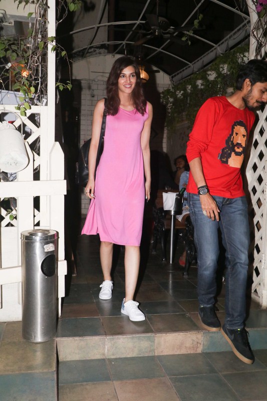 Bollywood Actress Kriti Sanon snapped at Smoke House Cafe in Bandra. Kriti Sanon,actress Kriti Sanon,Kriti Sanon at Smoke House Cafe,Smoke House Cafe,Kriti Sanon pics,Kriti Sanon images,Kriti Sanon stills,Kriti Sanon pictures,Kriti Sanon photos