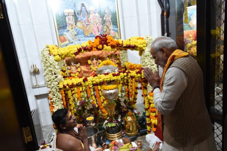 PM Narendra Modi offers special prayer at Shiva temple in Muscat. Narendra Modi,Narendra Modi at Shiva temple,Narendra Modi in Muscat,PM Narendra Modi