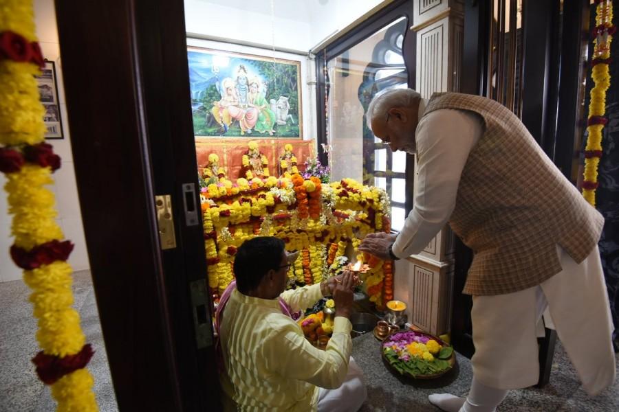 PM Modi visits 300 yr old Shiva temple in Muscat, Oman. Narendra Modi,Narendra Modi at Shiva temple,Narendra Modi in Muscat,PM Narendra Modi