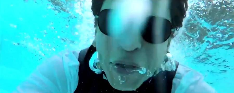 After he dived into the pool, popular dialogues said by the star from his over two decade-long journey, played in the background, like "pyaar dosti hai" and "bade bade deshon mein aisi choti choti baatein hoti rehti hai". Shah Rukh Khan,actor Shah Rukh Khan,SRK,Shah Rukh Khan goes underwater,Shah Rukh Khan Twitter,SRK Twitter