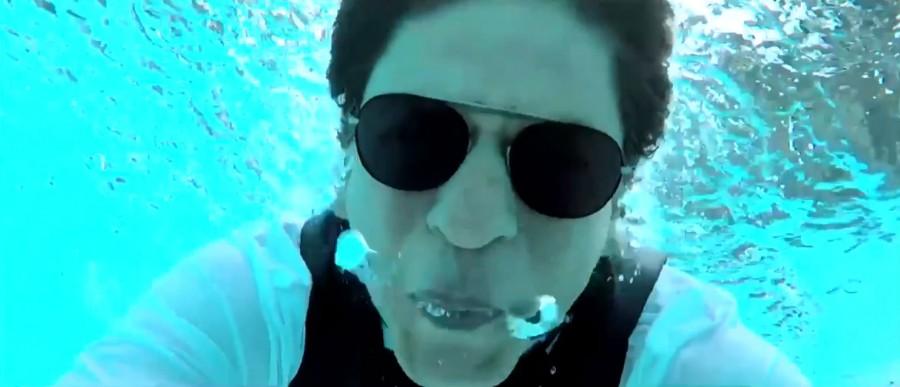 Once he came out of the pool, the "Raees" star said: "I hope you heard every word I said it was right from my heart and so overwhelming that I am running out of breath and where are my glasses. Lots of love to you all." Shah Rukh Khan,actor Shah Rukh Khan,SRK,Shah Rukh Khan goes underwater,Shah Rukh Khan Twitter,SRK Twitter