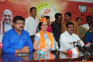 Veteran Odia actress Mahasweta Ray,Mahasweta Ray,actress Mahasweta Ray,Mahasweta Ray joins BJP,Dharmendra Pradhan