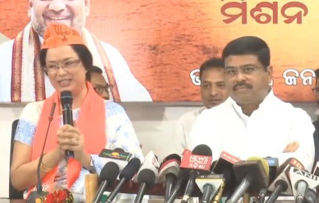 "I joined the Bharatiya Janata Party as I am inspired by Prime Minister Narendra Modi's leadership. I will work for the betterment of Odisha," Ray said. Veteran Odia actress Mahasweta Ray,Mahasweta Ray,actress Mahasweta Ray,Mahasweta Ray joins BJP,Dharmendra Pradhan